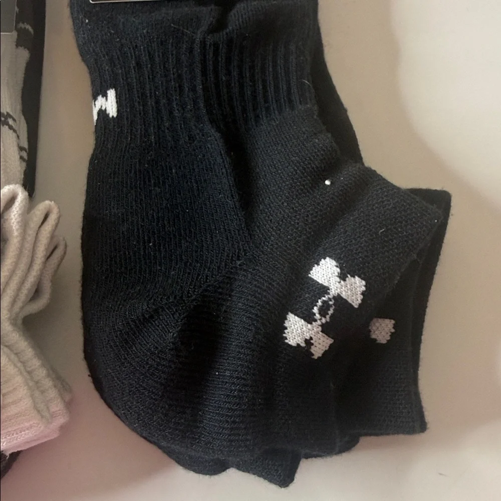 Under Armour Assortment of Socks 8 Pairs Size Medium. Black and White.